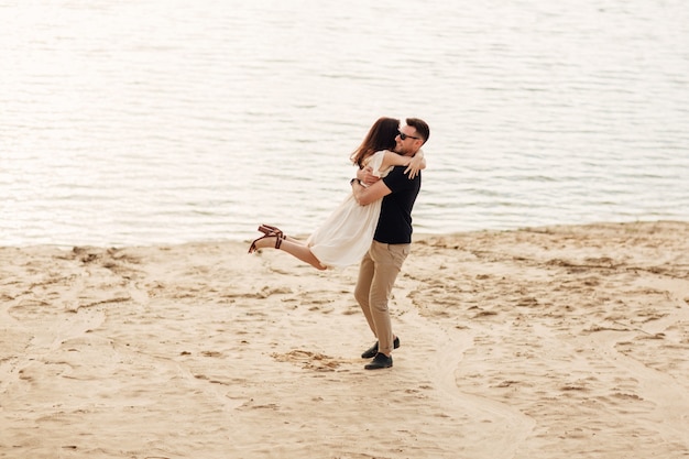 Photo romantic couple is hugging at beach