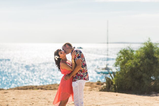 Photo romantic couple kissing on the beach