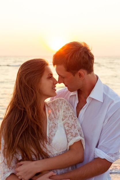 ロマンチックなカップルがビーチでキス