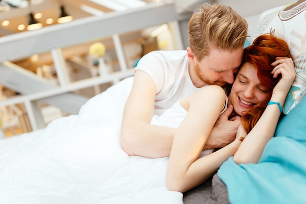 Photo romantic couple in love lying on bed and being passionate