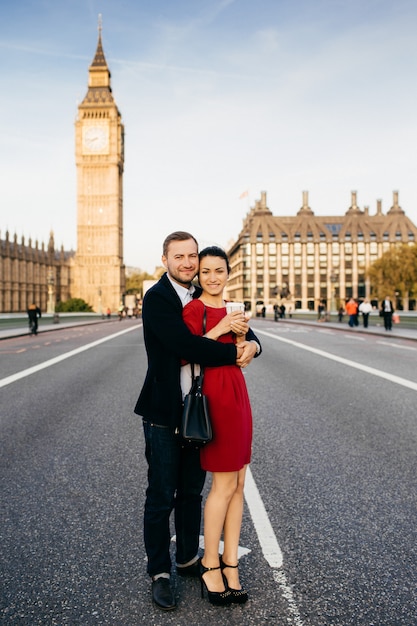 Le coppie romantiche nell'amore stanno sul ponte di westminster con il big ben sullo sfondo, viaggiano a londra, gran bretagna