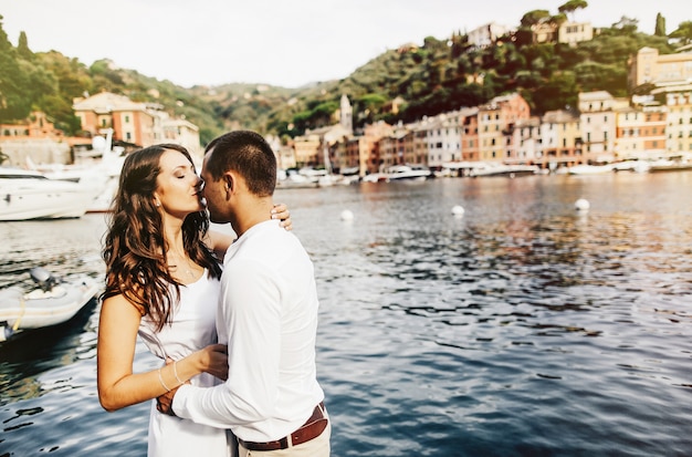 Coppie romantiche che camminano sulla spiaggia al tramonto