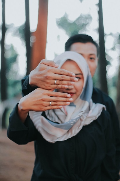 Photo romantic couple and weddihng rings