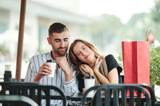 Photo romantic date in cafe