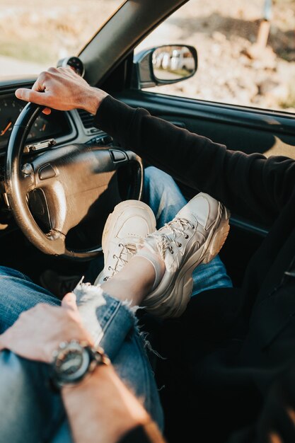 Photo romantic date in a car without faces  cool vibes