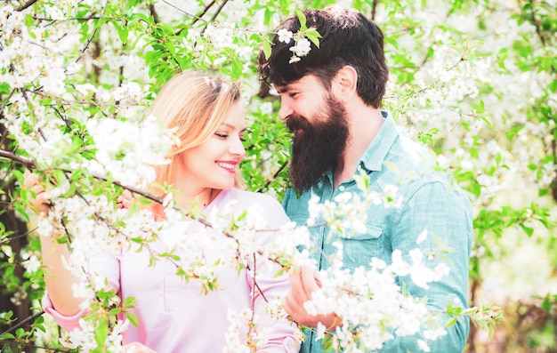 Photo romantic date couple concept couple in sunny spring day young lovely couple walking in spring park