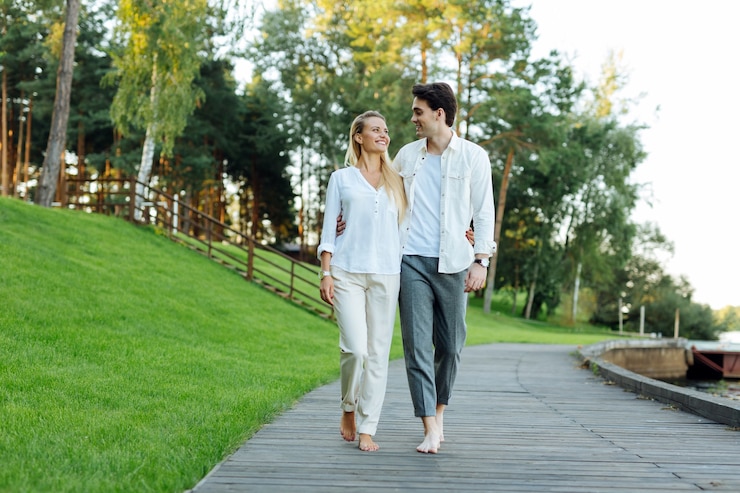 Photo romantic date. positive joyful couple looking at each other while enjoying their romantic walk