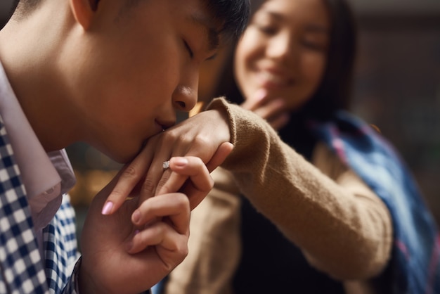 Photo romantic date proposal sweetheart girl said yes.