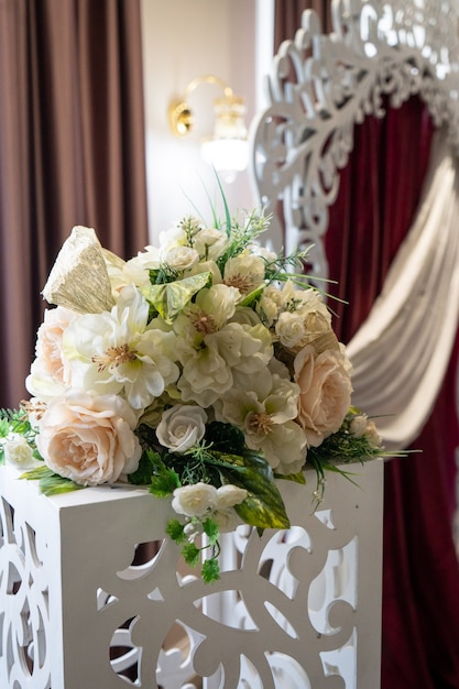 Foto decorazioni romantiche, fiori a luce bianca per le feste, fedi nuziali per la sposa