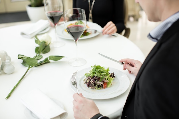 Foto cena romantica nel ristorante