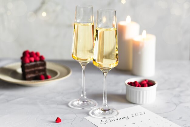 シャンパンでバレンタインデーの恋人のためのロマンチックな夜