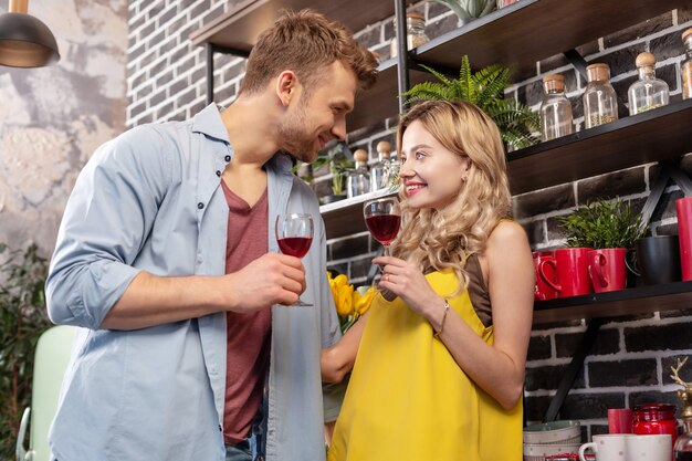 Serata romantica. amare la coppia appena sposata che ha una fantastica serata romantica a casa bevendo vino rosso