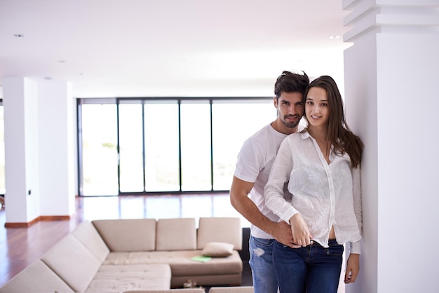 романтическая счастливая молодая пара отдыхает в современном ярком доме в помещении