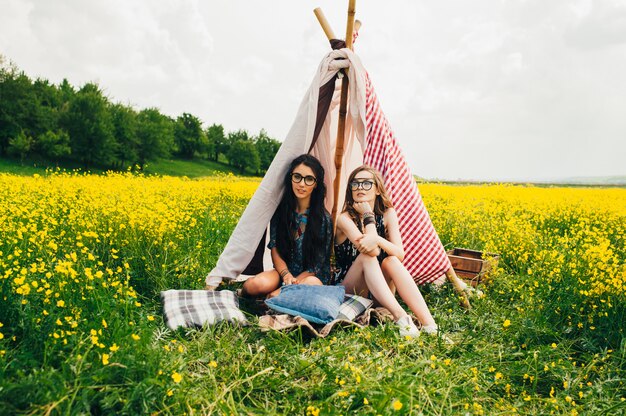 Photo romantic hippie girl standing in a field. summer. hippie style.