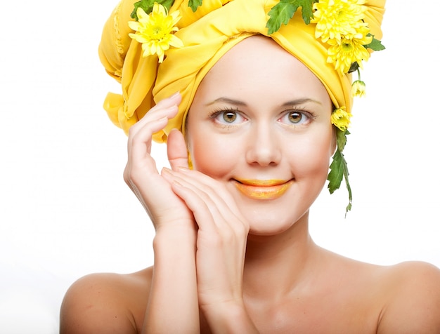 Photo romantic image of a young woman with yellow chrysanthemums