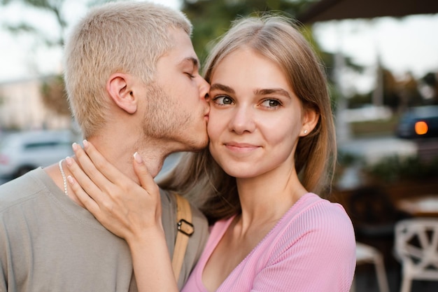 Amore romantico coppia di ragazza adolescente e ragazzo 17-18 anni insieme all'aperto adolescenti felici sorridenti