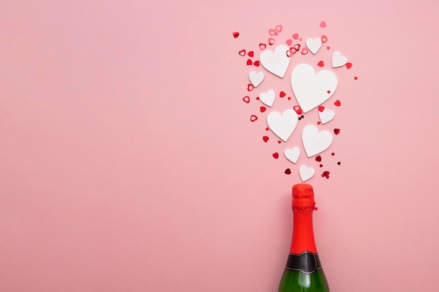 シャンパンのボトルから爆発するロマンチックな愛の心