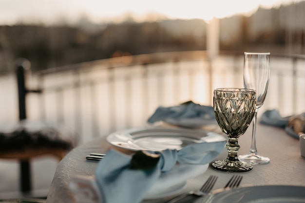 Photo romantic luxury restaurant evening with champagne setting with candles on sunset