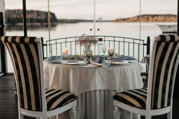 Serata romantica in un ristorante di lusso con champagne e candele al tramonto