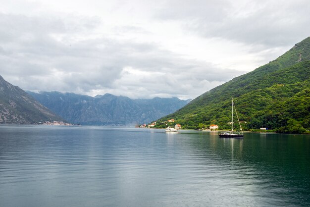 Romantico paesaggio mediterraneo nuvoloso. montenegro, vista della baia di kotor.