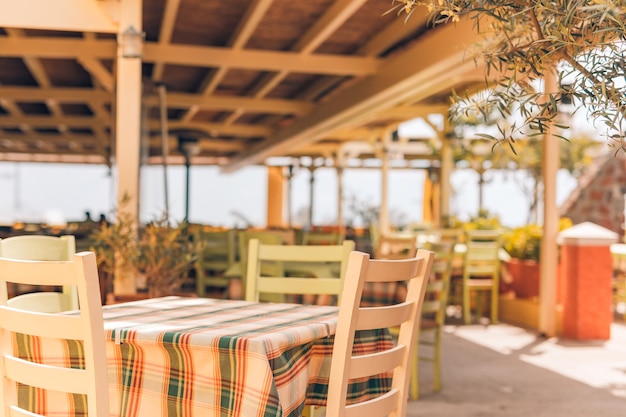 Photo romantic mediterranean european style outdoor restaurant in sunlight with great view. restaurant