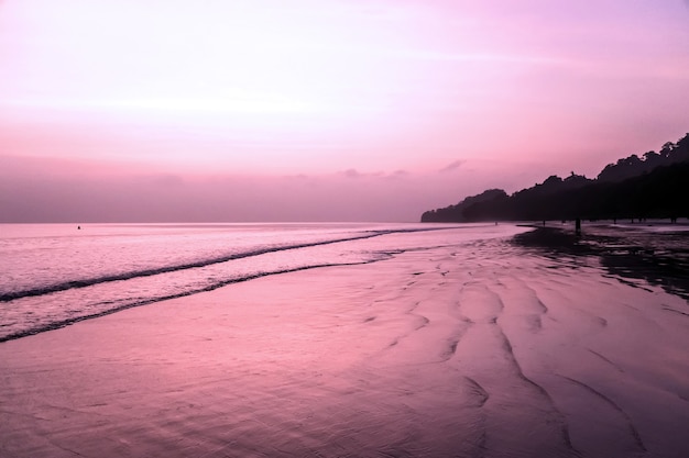 ロマンチックな瞬間、ラダナガービーチ、ハブロック島。アジアで最も美しいビーチの壮大な夕日の美しさ。