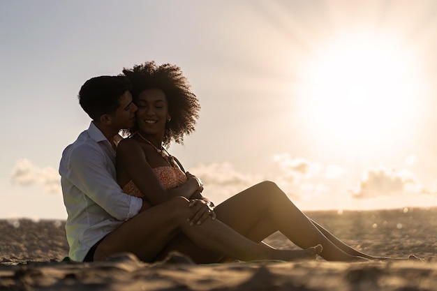 Foto coppie multietniche romantiche che si abbracciano al tramonto