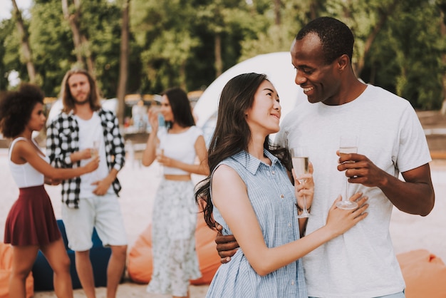 Coppie multirazziali romantiche che bevono champagne