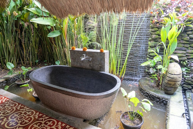 인도네시아 발리 섬의 낭만적인 야외 석조 욕실