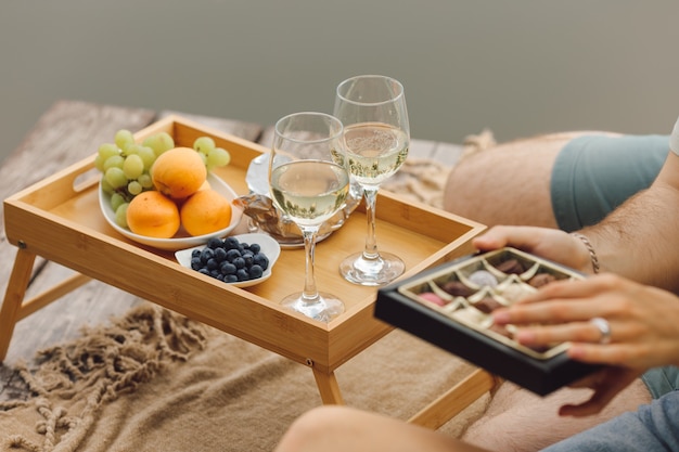 Picnic romantico nella natura in una giornata estiva piena di tenerezza e piacere per la coppia. dolce vita. felicità e serenità. riposo e divertimento super giornata. relazioni romantiche. tenerezza e cura.