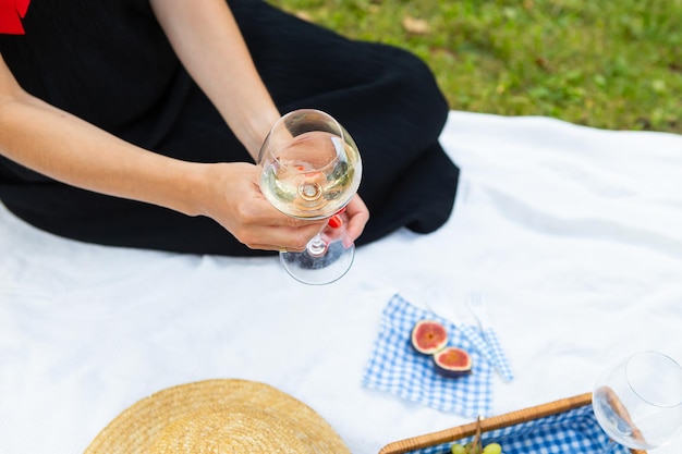 Picnic romantico nel parco sull'erba