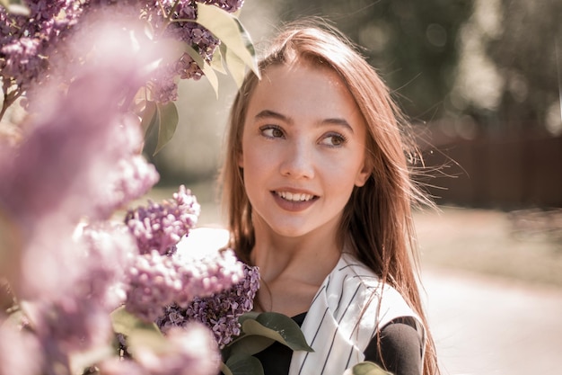 Ritratto romantico di una bella giovane donna nel giardino di primavera