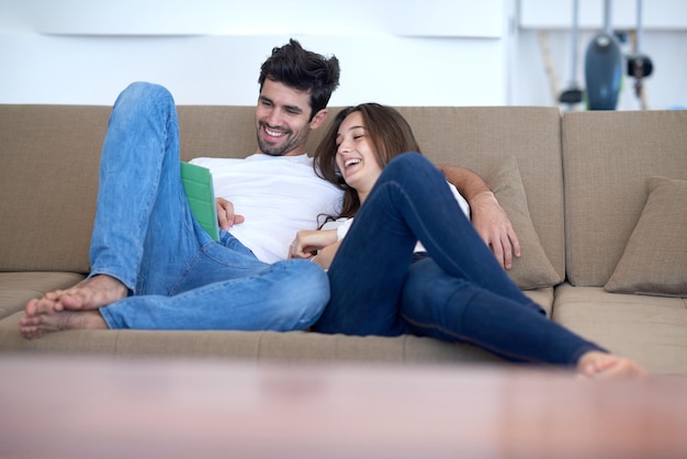 Photo romantic relaxed young couple at modern home using tablet computer