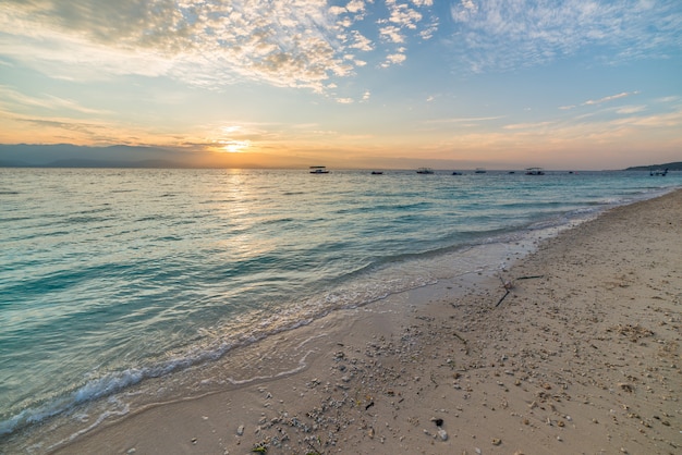 日の出のロマンチックな海の風景