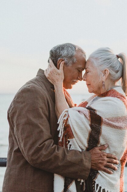 Romantica coppia di anziani al molo