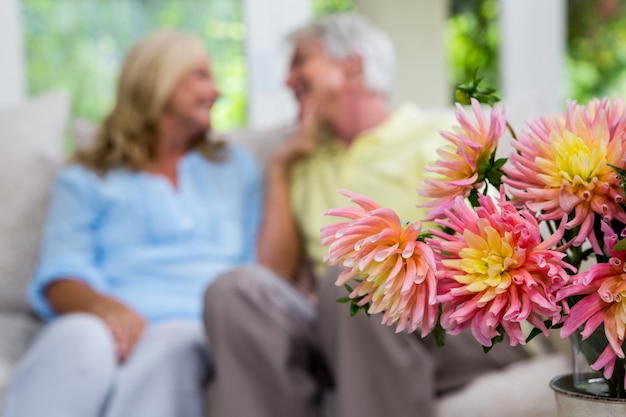 Foto coppie senior romantiche che si siedono a casa