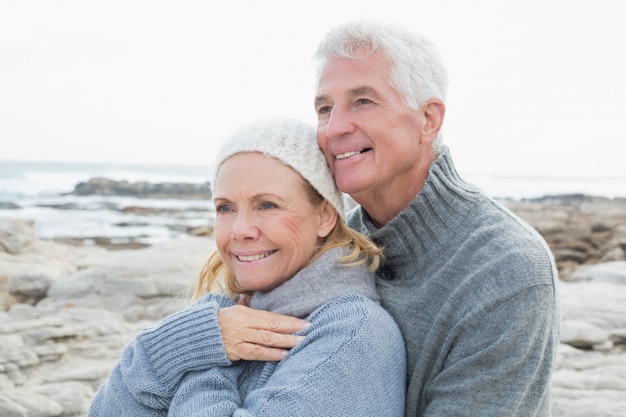 Photo romantic senior couple together on beach