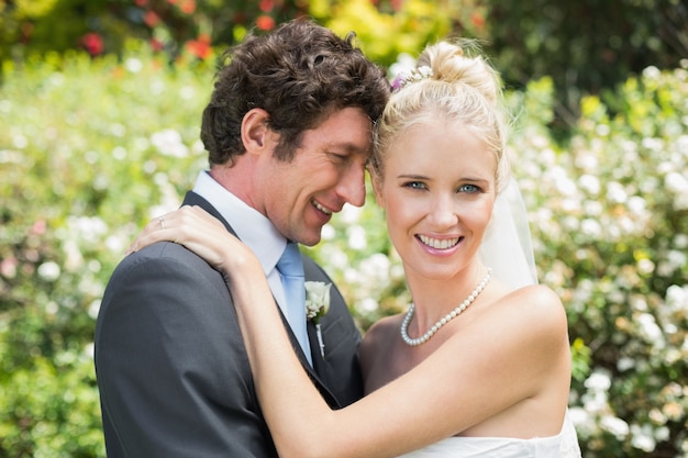 Photo romantic smiling newlyweds hugging each other