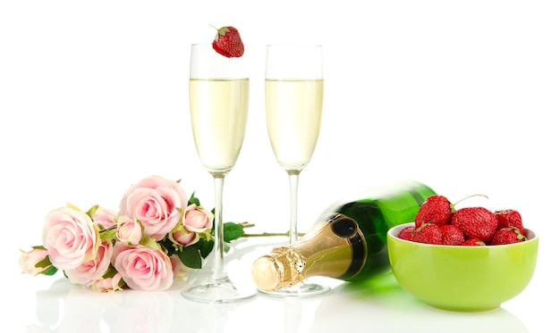 シャンパン、イチゴ、ピンクのバラ、白で隔離のロマンチックな静物
