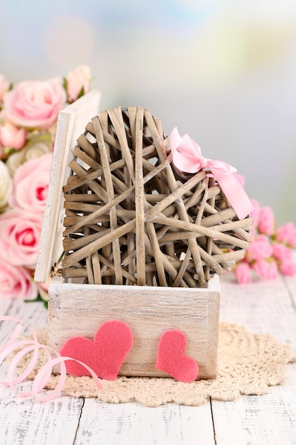 Романтический натюрморт с сердцем в деревянном ларце
