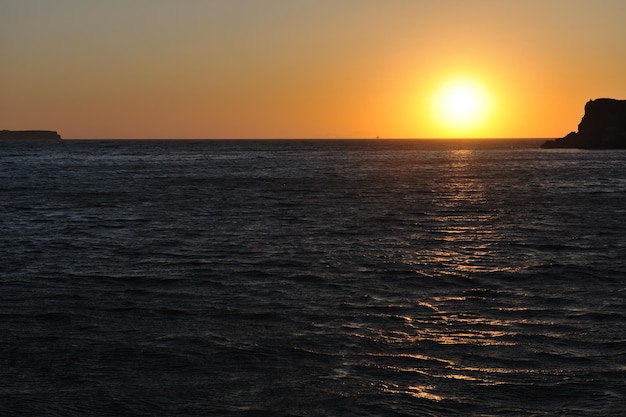 地平線上の海 eith 観光と旅行のボートでロマンチックな夕日