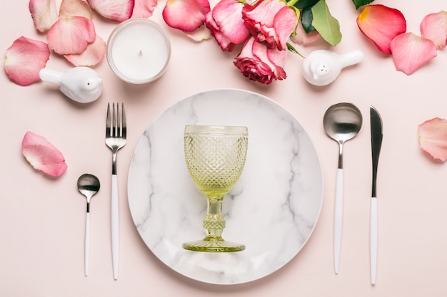 핑크 색상의 로맨틱 테이블 설정. 축제 테이블을 제공하기위한 식기 및 장식