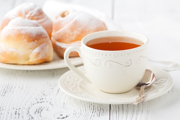 Romantica colazione tropicale pasticceria danese, caffè