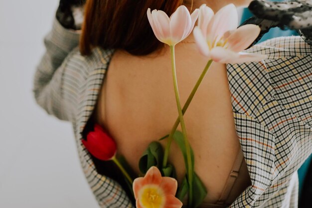 Фото Романтическая женщина с весенними тюльпанами