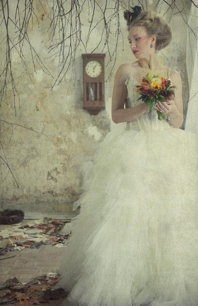 Романтическая молодая невеста в винтажном интерьере