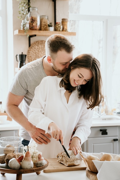 Giovani coppie romantiche che cucinano insieme nella cucina