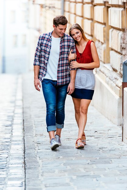 Photo romantic young couple walking in the city. relationship concept.