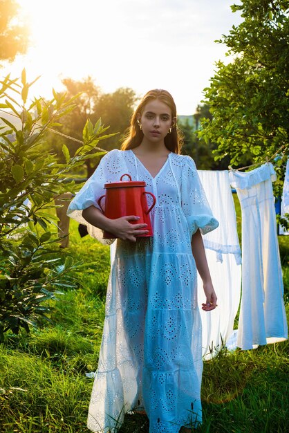 Foto giovane donna romantica che posa vicino alla ragazza sensuale di stile country all'aperto di estate nel verde in campagna