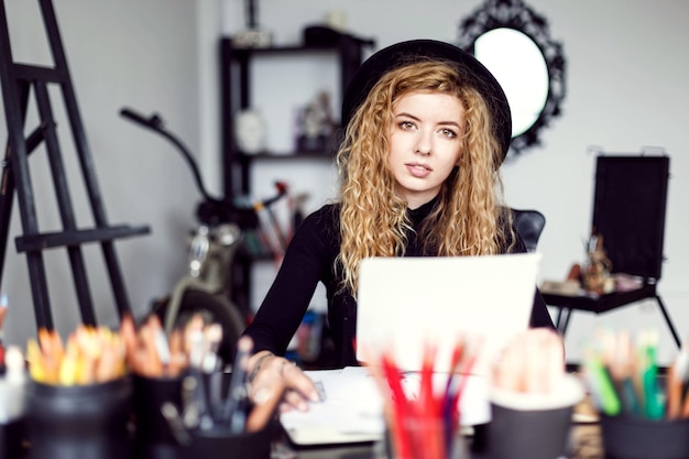 Romantisch blond lang haar krullend vrouwelijk