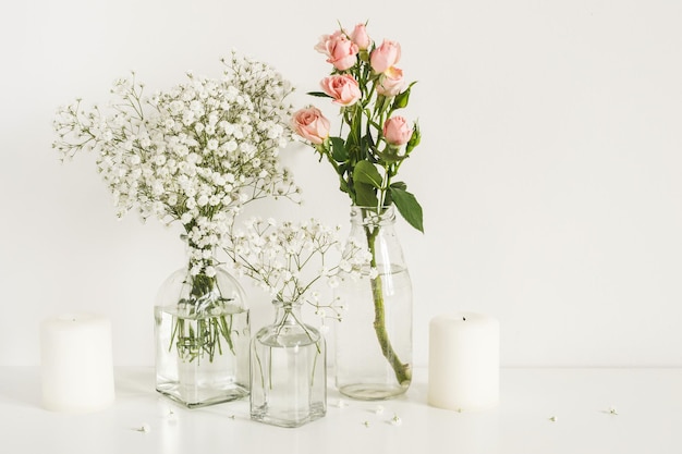 Romantisch bruiloft bloemen arrangement op tafel muur achtergrond Vooraanzicht mockup